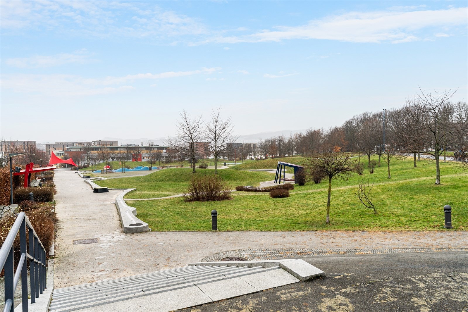 Leiligheten passer for deg som ønsker en enkel hverdag med moderne standard og umiddelbar nærhet til "alt" du trenger i det daglige. Galleribilde