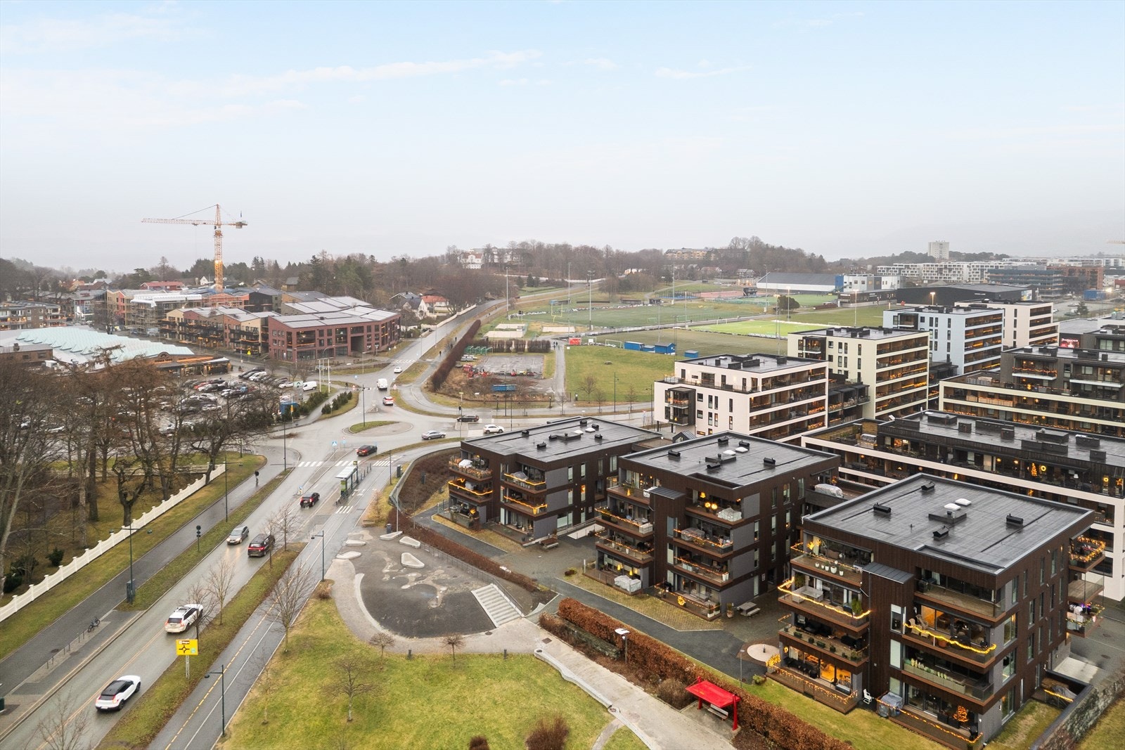 Fellesområdene rundt sameiet er flott opparbeidet og tilrettelagt for sosiale sammenkomster, lek og moro. Galleribilde