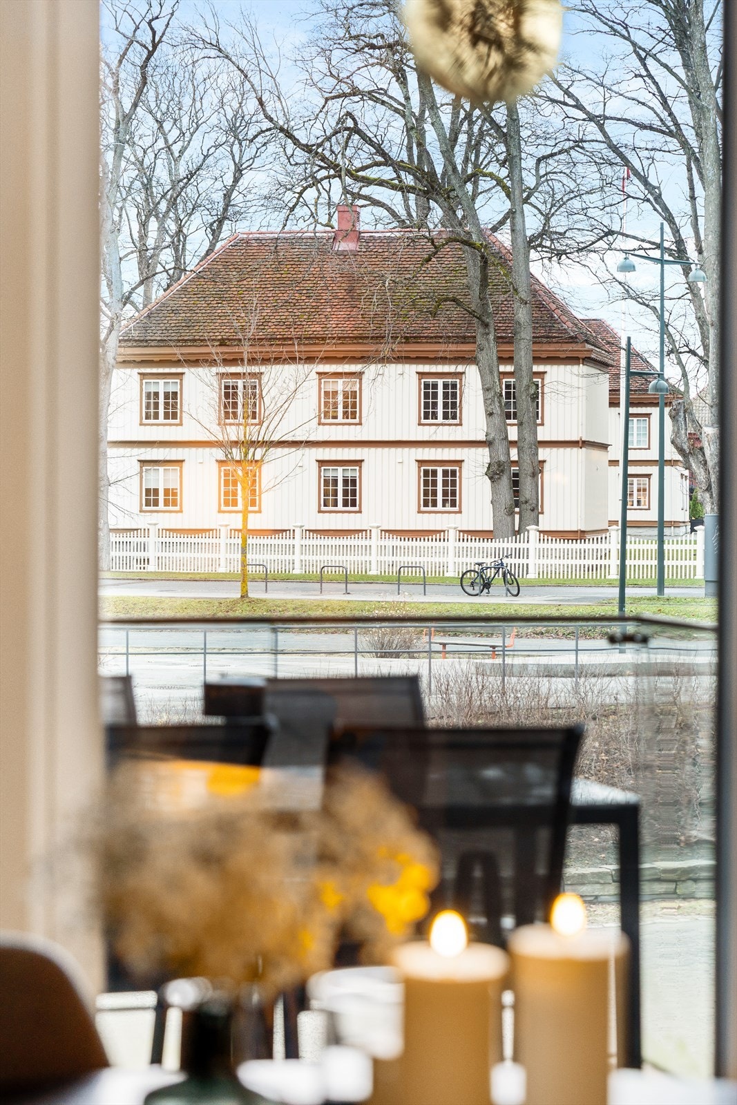 Ærverdig utsikt over Lade Gård fra stuevinduet. Galleribilde