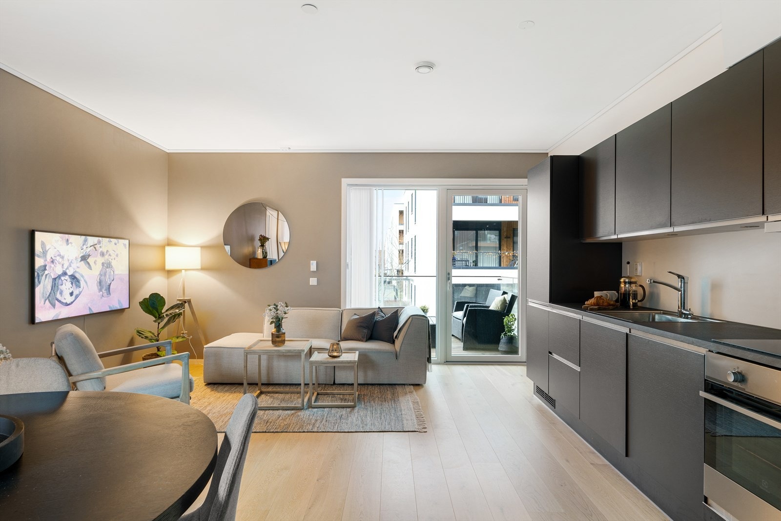 Moderne stue/kjøkken i åpen løsning. Oppholdssonen er gjennomgående i bygget, og har store vindusflater med rikelig gjennomlys. Galleribilde