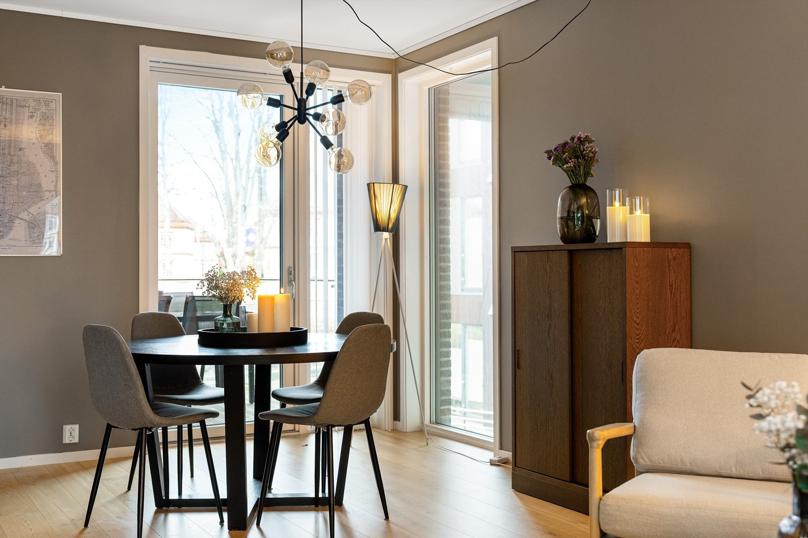 Her har man umiddelbar nærhet til fantastiske turområder ved Ladestien, Korsvika m.m. i tillegg til flere shoppingsentre en rask spasertur fra ytterdøra. Galleribilde