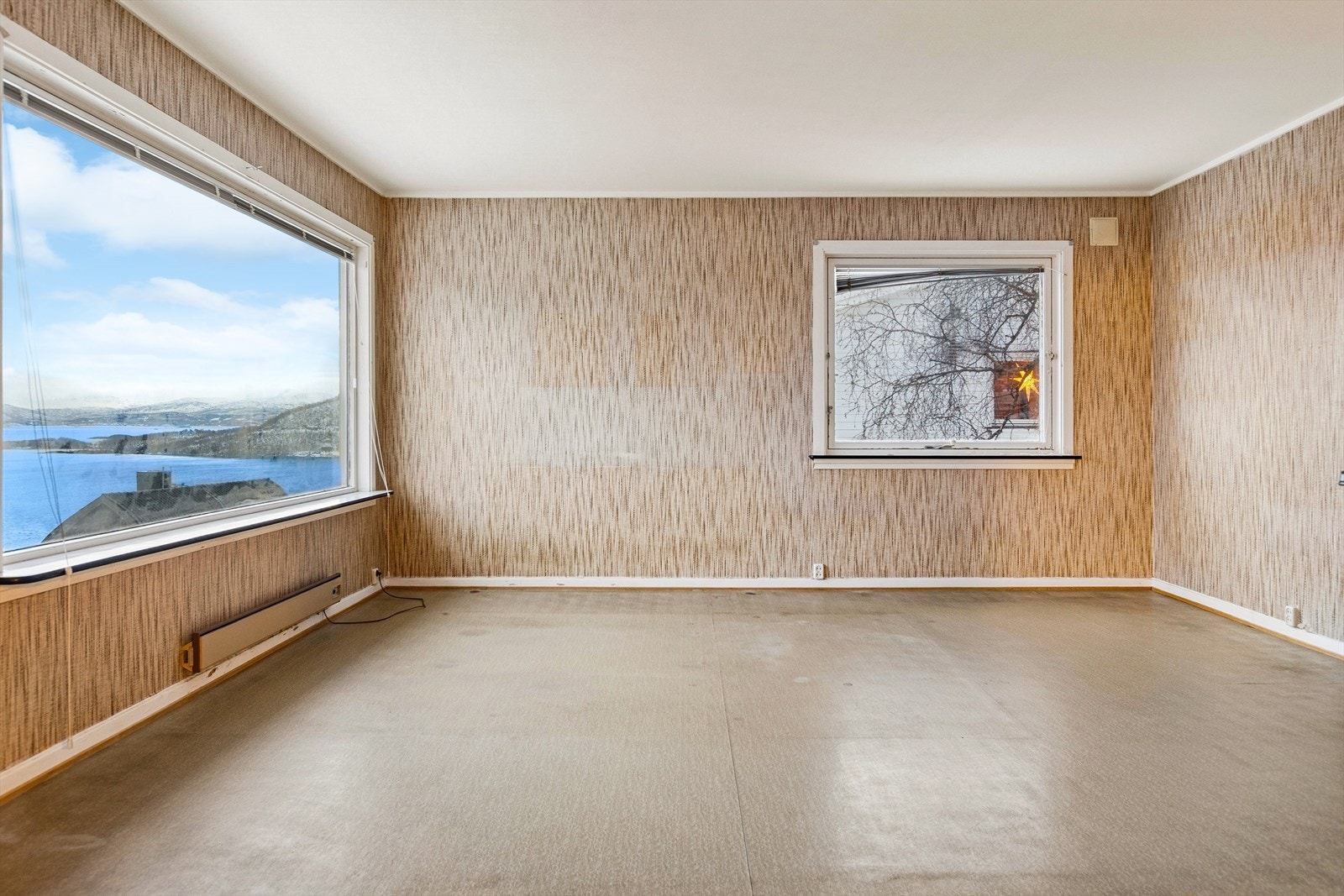 Romslig stue med store vindusflater som gir rikelig med naturlig lysinnslipp. Galleribilde