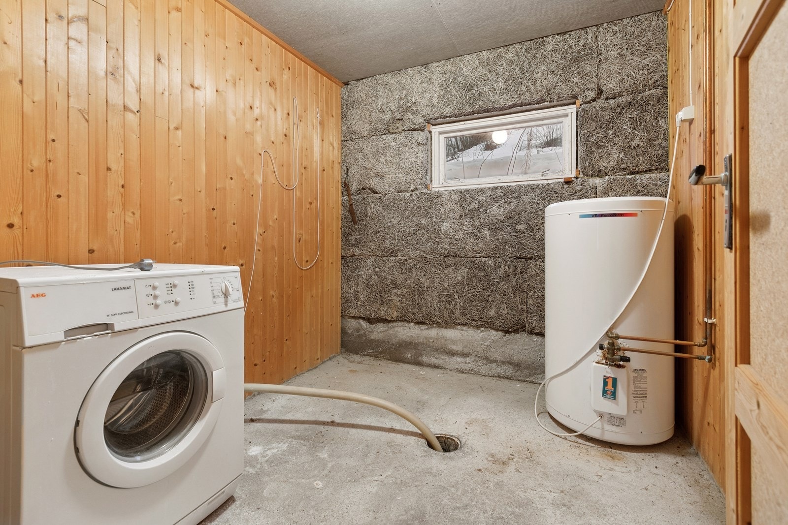 Kjelleren byr på mye bodareal og eget vaskerom. Galleribilde