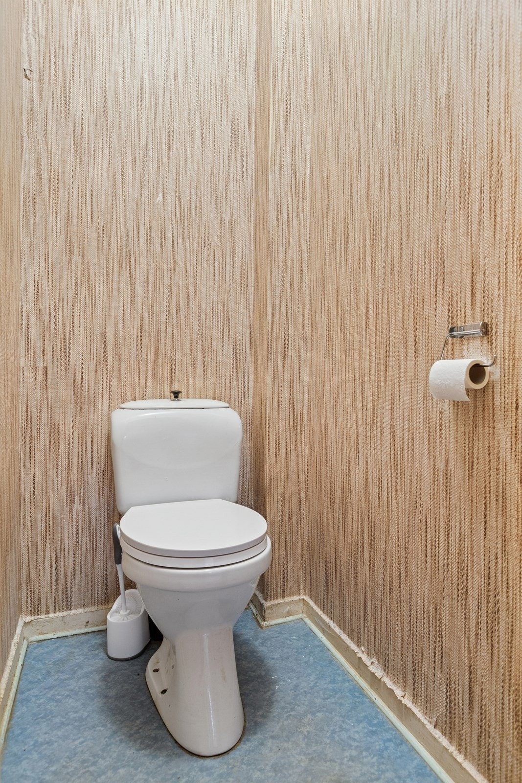 Side om side med baderommet ligger toalettrommet. Galleribilde