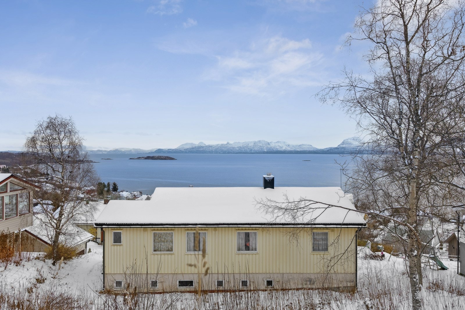Eiendommen ligger høyt i terrenget, med fantastisk utsikt over Vågsfjorden og innseilingen til Harstad. Galleribilde
