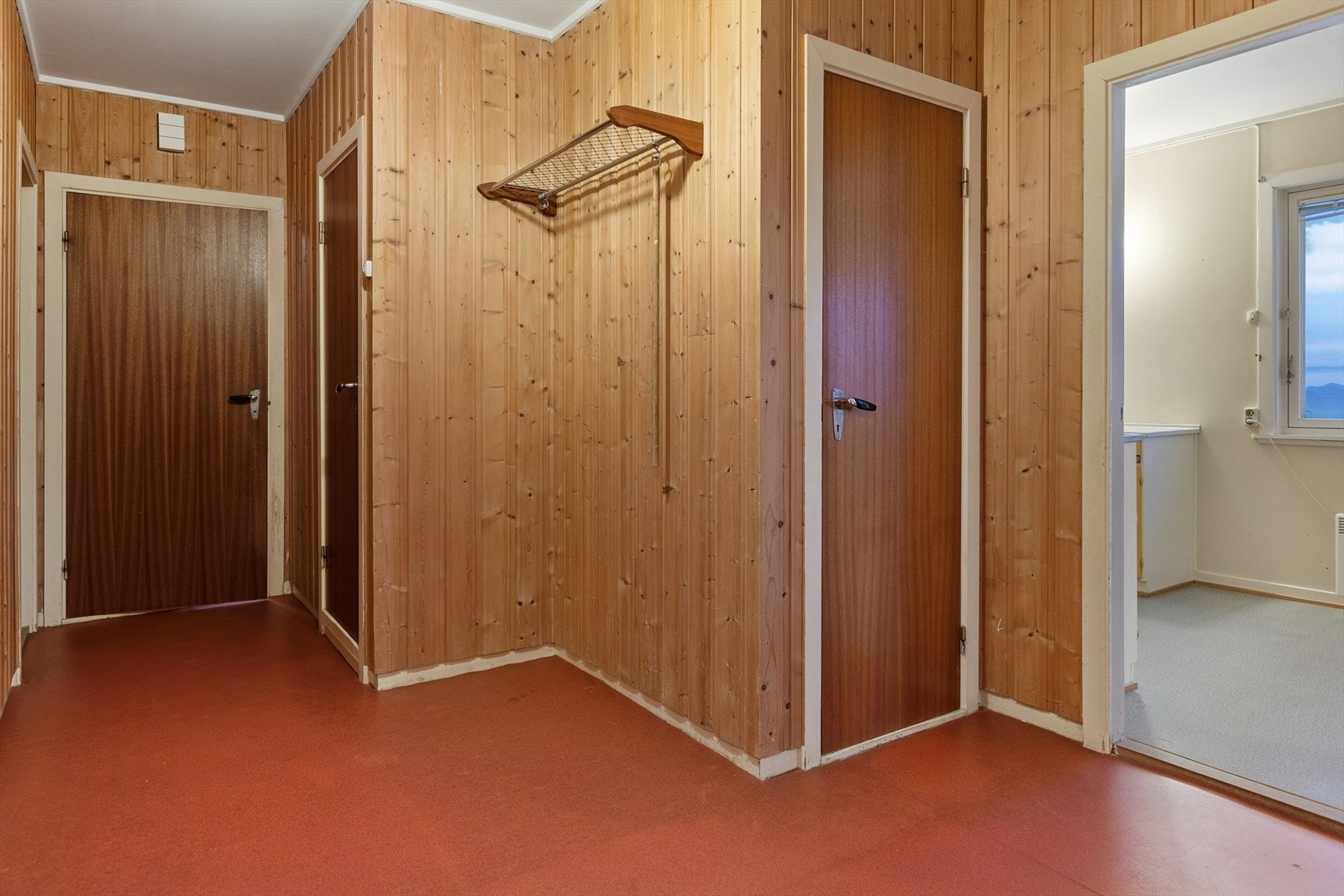 Praktisk planløsning med adkomst til de fleste rom fra gangen. Galleribilde