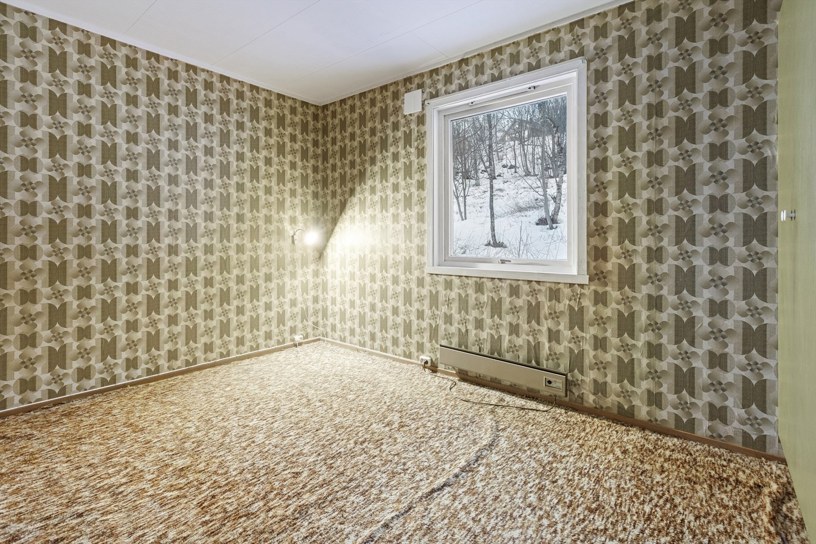 Dette rommet ligger direkte innenfor stuen. Garderobeskap på rommet medfølger handelen. Galleribilde