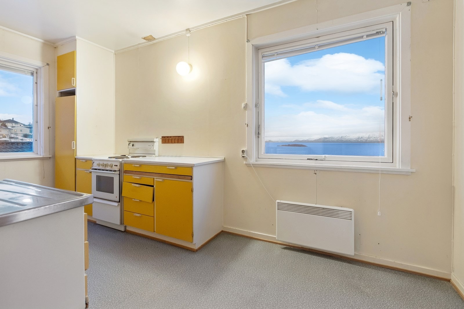 Kjøkkenet har flere vindusflater og slipper inn godt med naturlig lys. Galleribilde