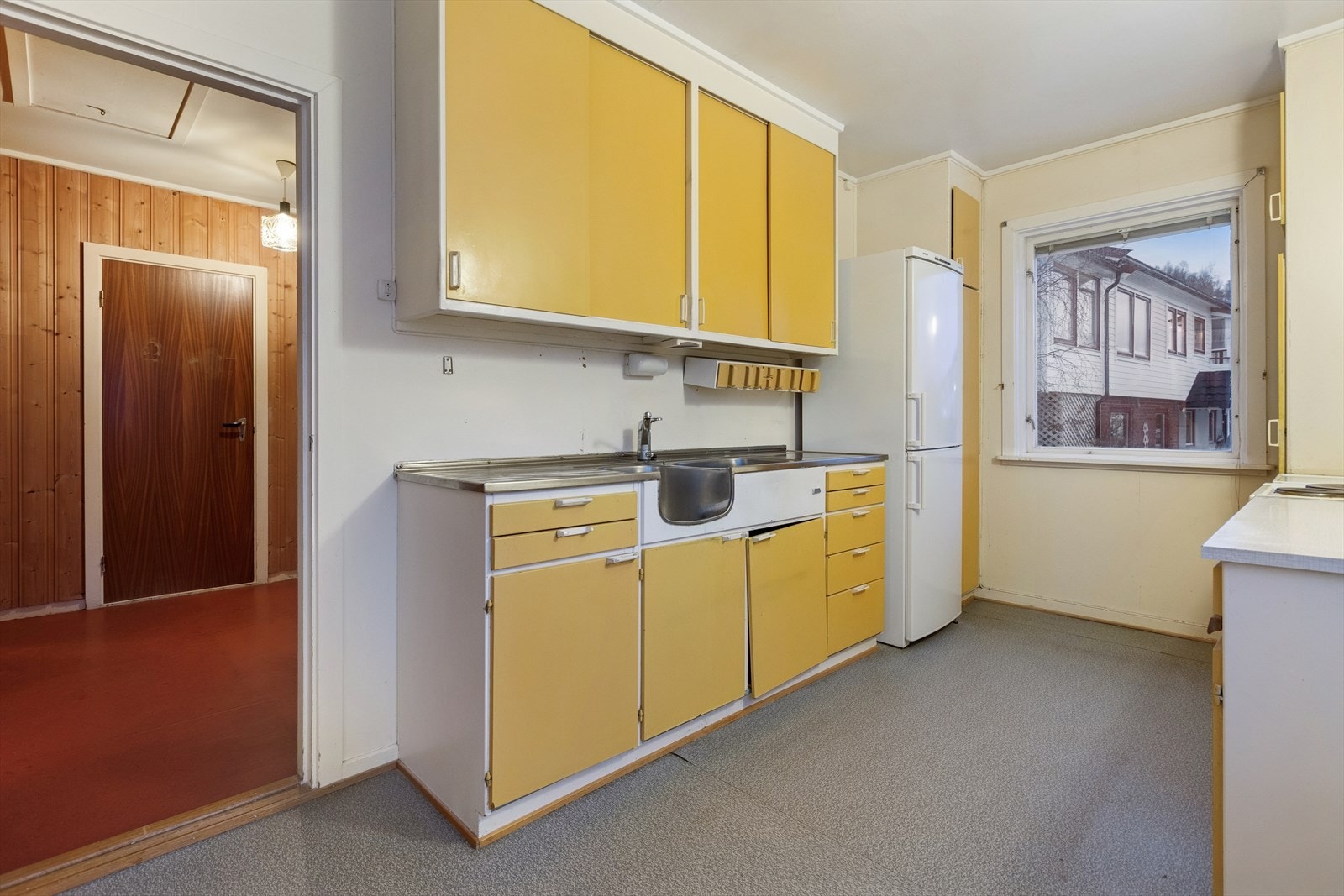 Kjøle- og fryseskap på kjøkken kan overtas av ny eier hvis ønskelig. Galleribilde