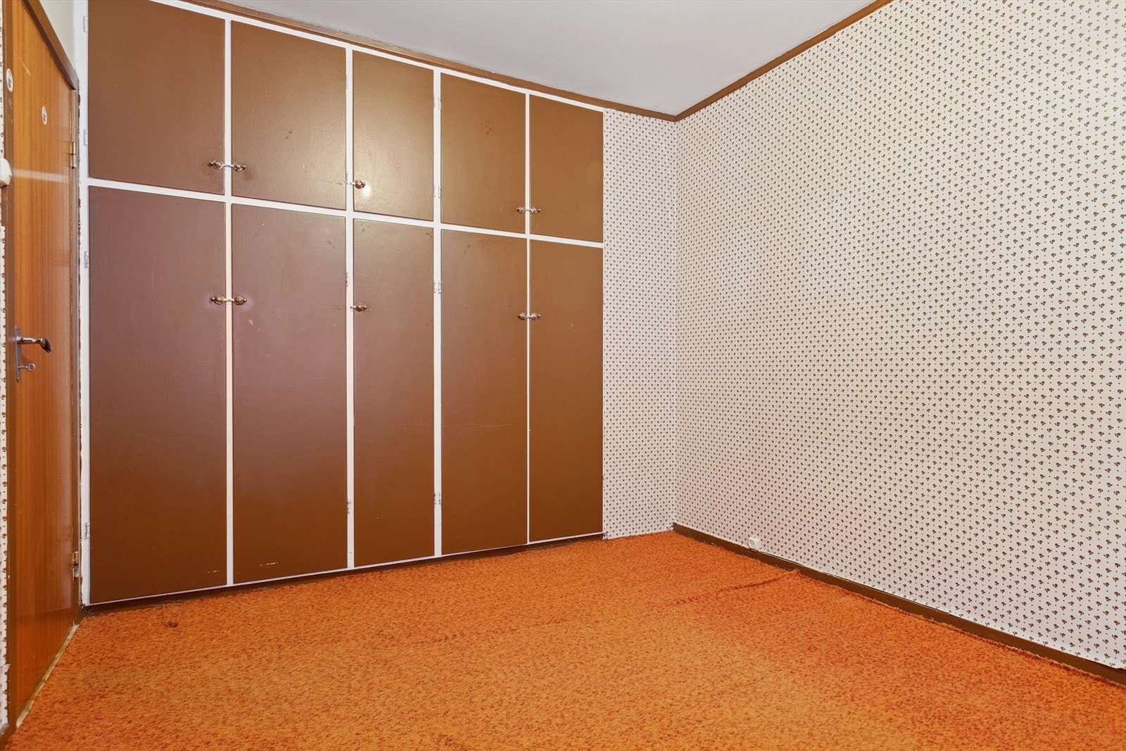 Boligen har fire rom som disponeres som soverom. Dette er det største og har god plass til dobbeltseng. Det er praktiske plassbygde garderobeskap på soverommet. Galleribilde