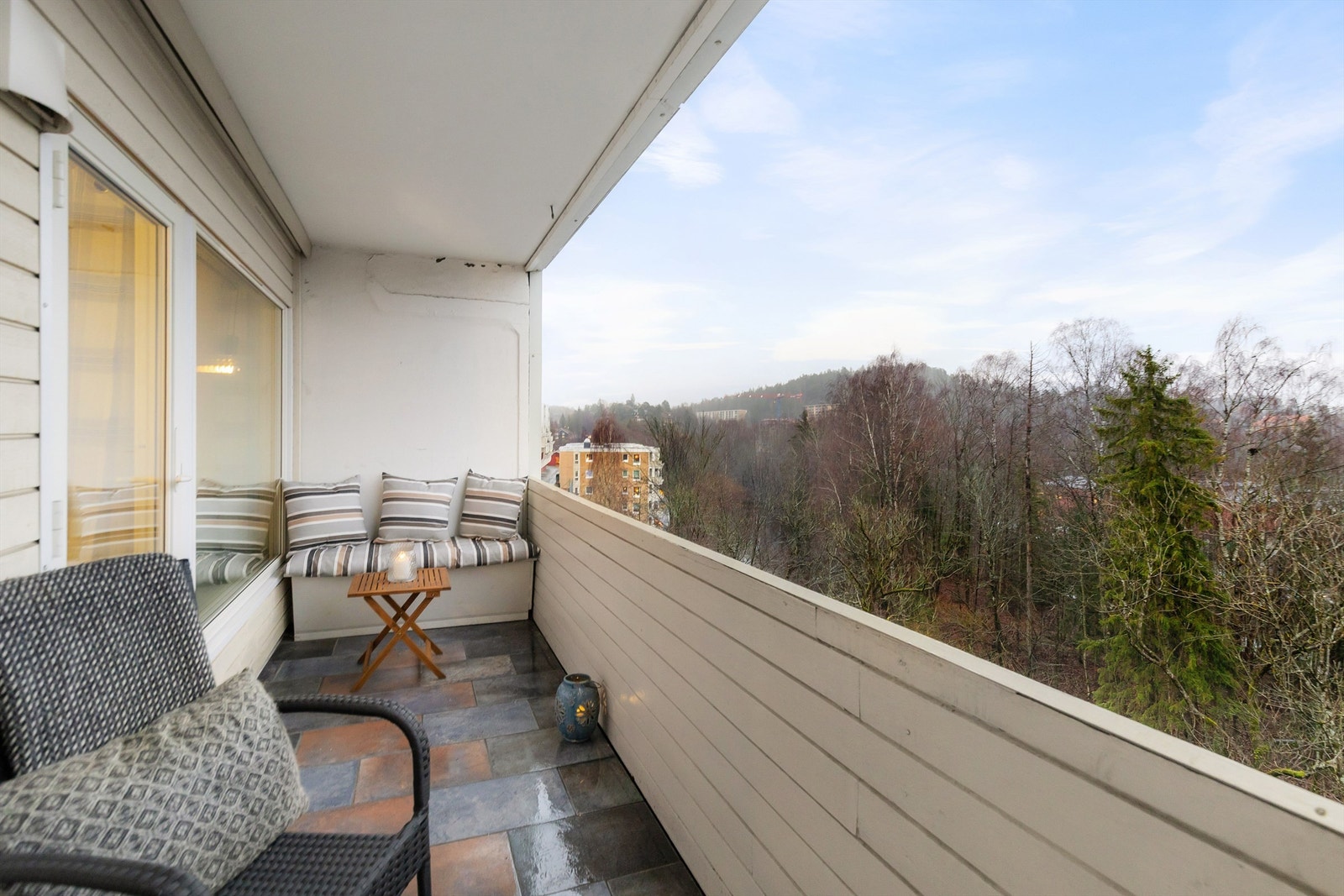 Fra stuen/kjøkkenet er det utgang til en hyggelig sydøstvendt balkong Galleribilde