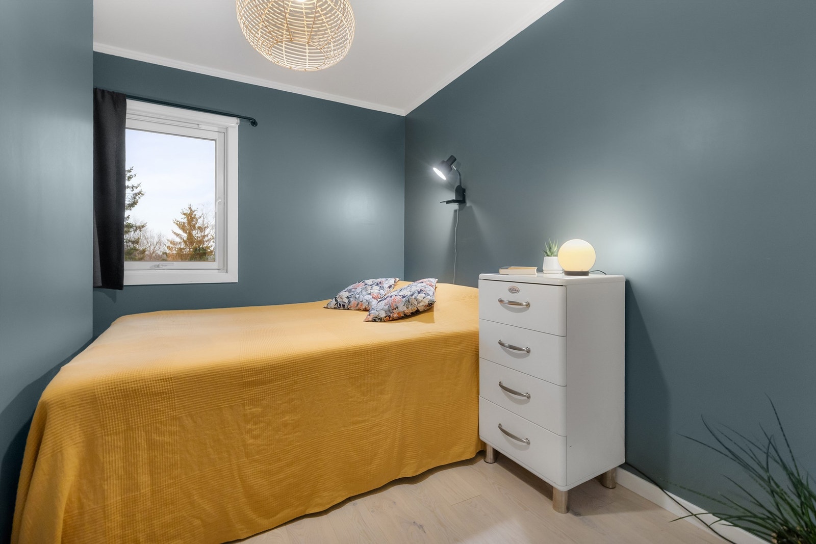 Romslig soverom med plass for seng og annet passende møblement Galleribilde