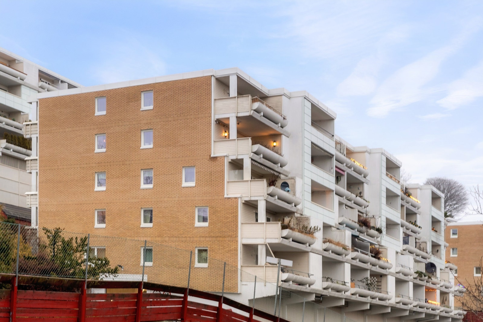 Boligen har en attraktiv beliggenhet i et hyggelig boligområde i Sandvika/Hamang Galleribilde