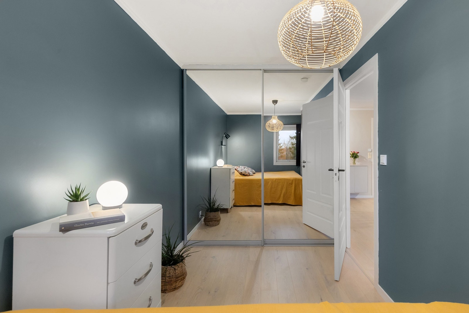 Stor skyvedørsgarderobe på soverommet Galleribilde