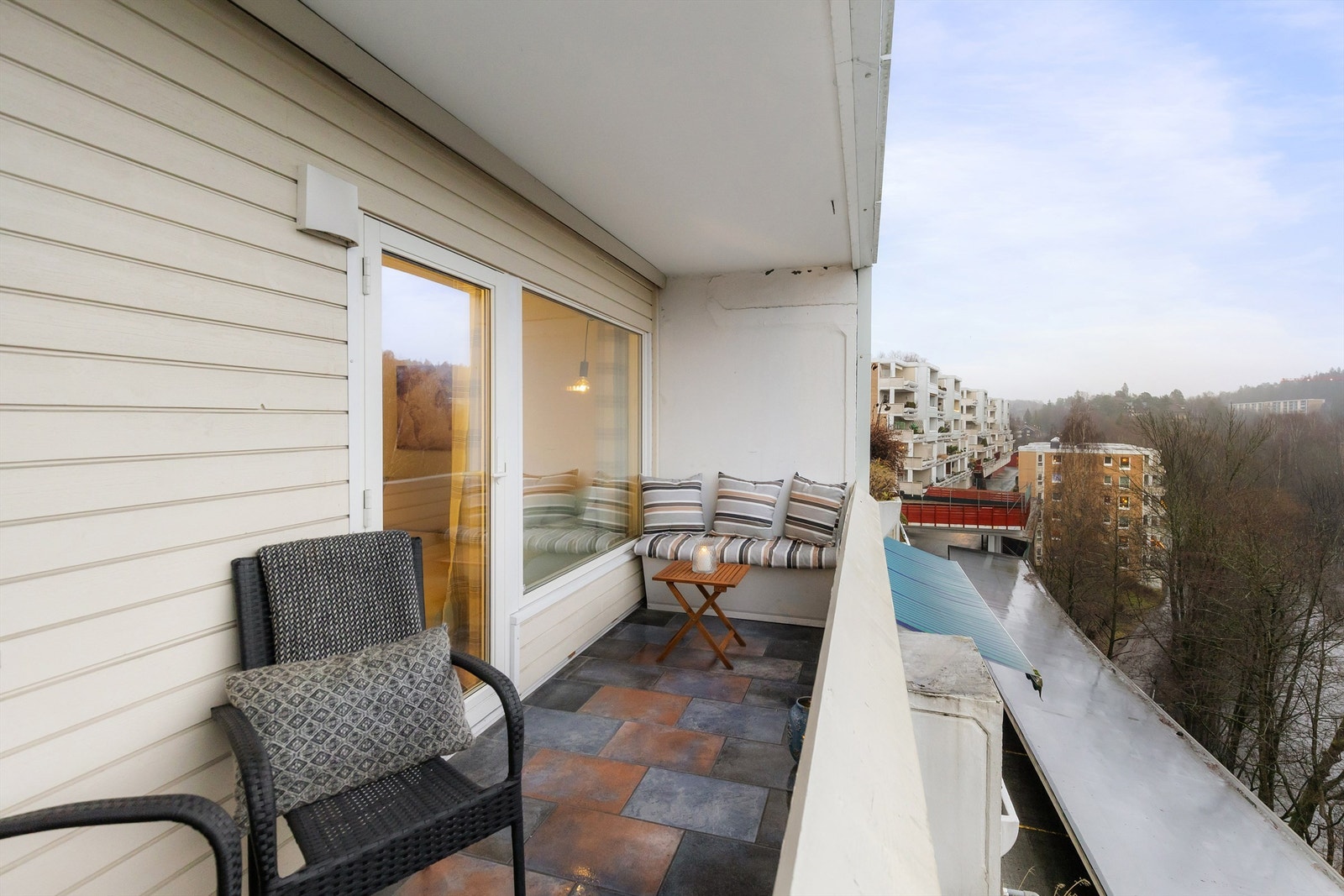 Balkongen er på ca. 7 kvm og har plass til utemøbler og grill Galleribilde