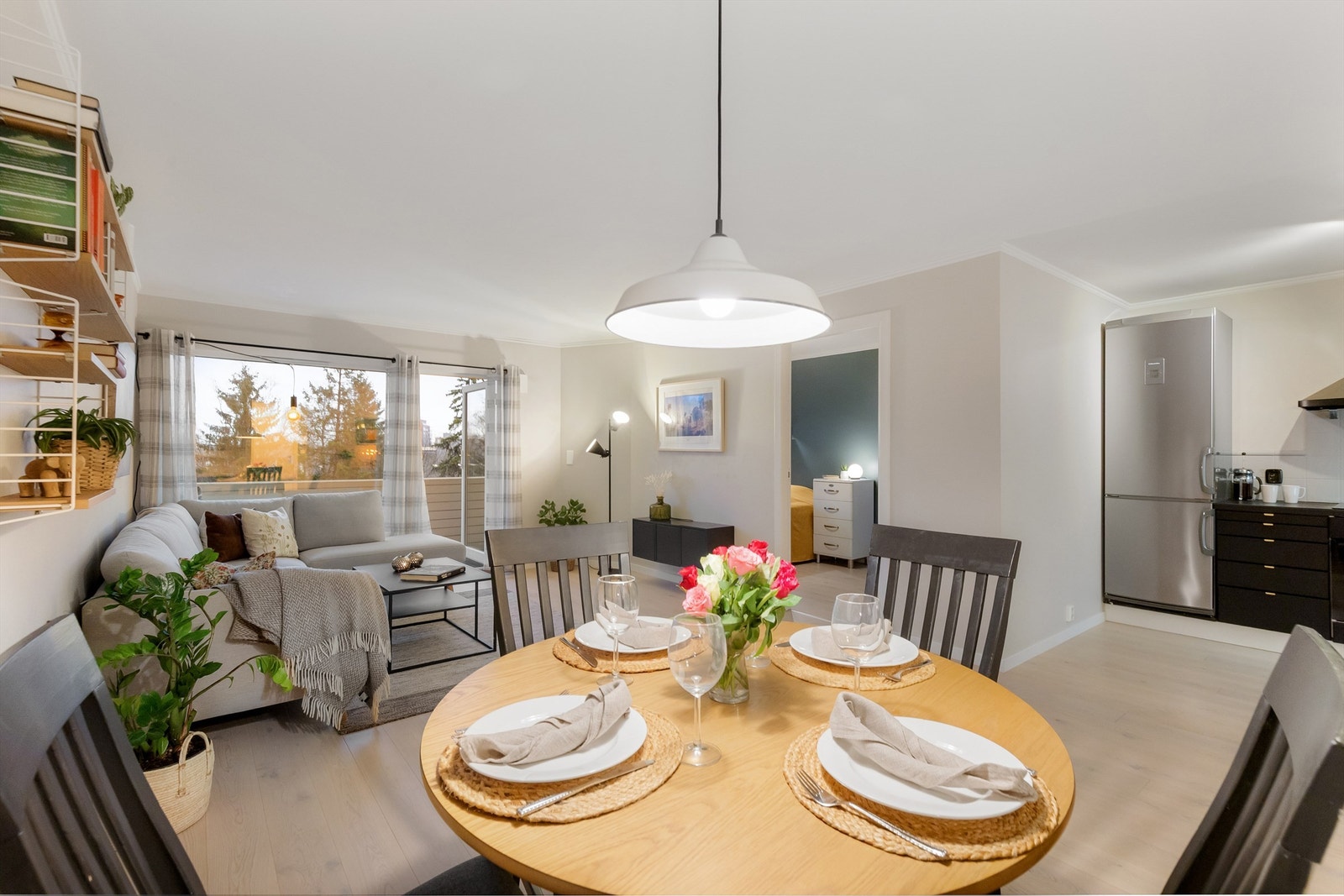 Stor og lys stue med gode møbleringsmuligheter Galleribilde