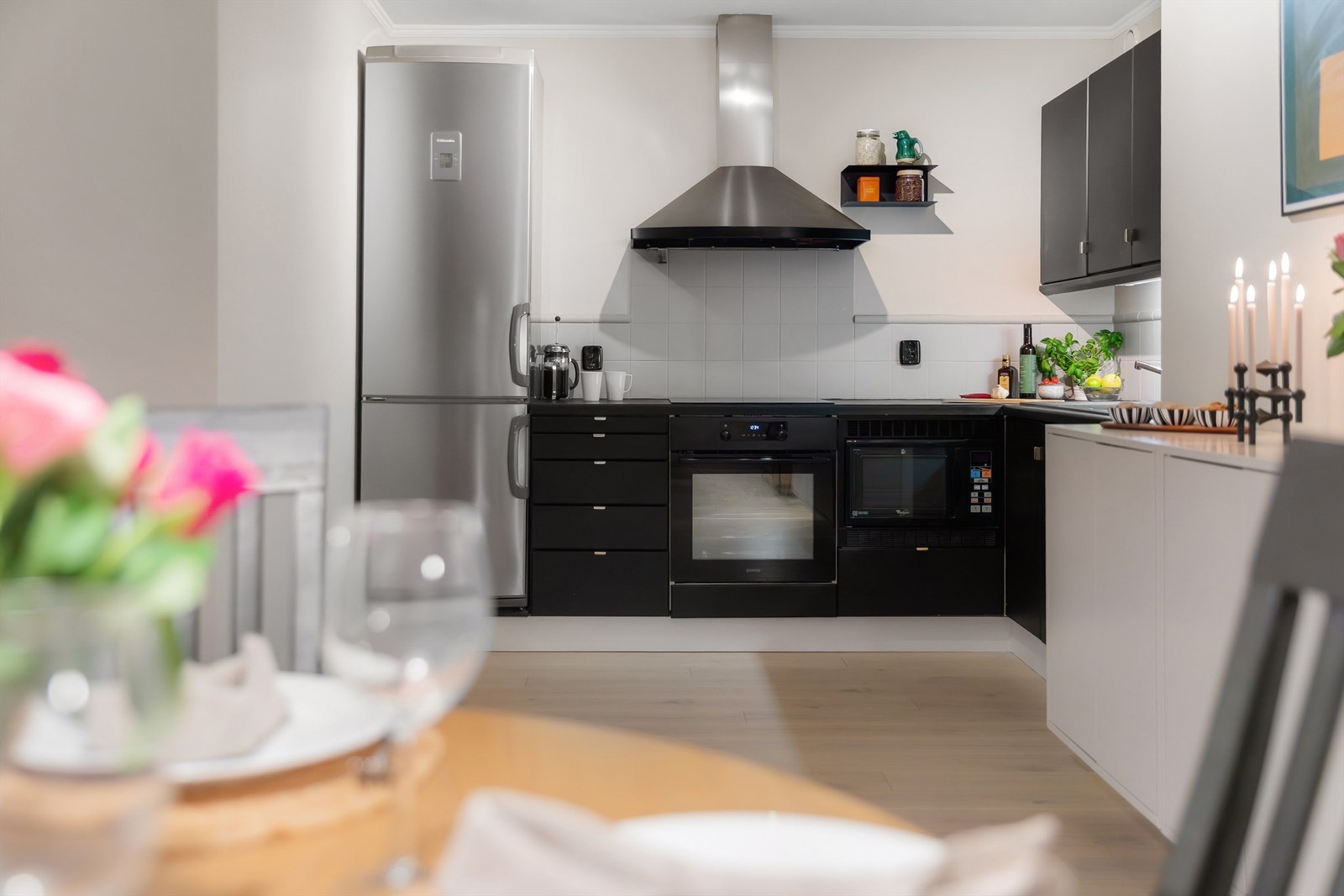 I åpen løsning mot stuen finner du et pent kjøkken Galleribilde