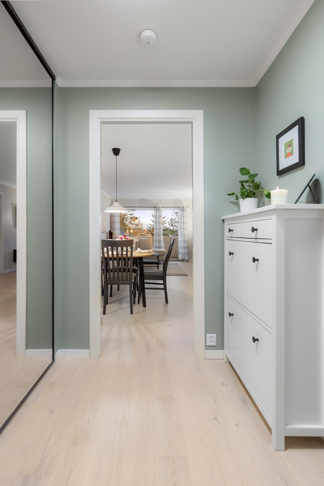 Innbydende entré med stor skyvedørsgarderobe og god plass for yttertøy og sko Galleribilde