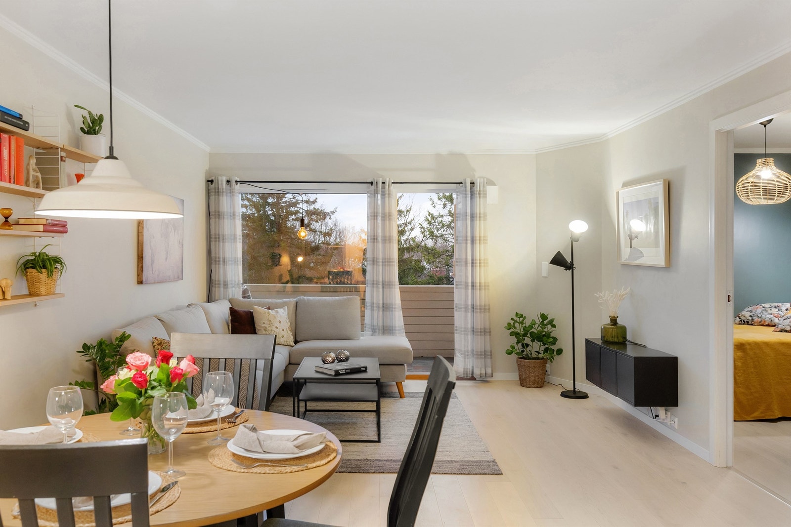 Her er det plass for sofagruppe, TV-seksjon, spisegruppe og annet passende møblement Galleribilde