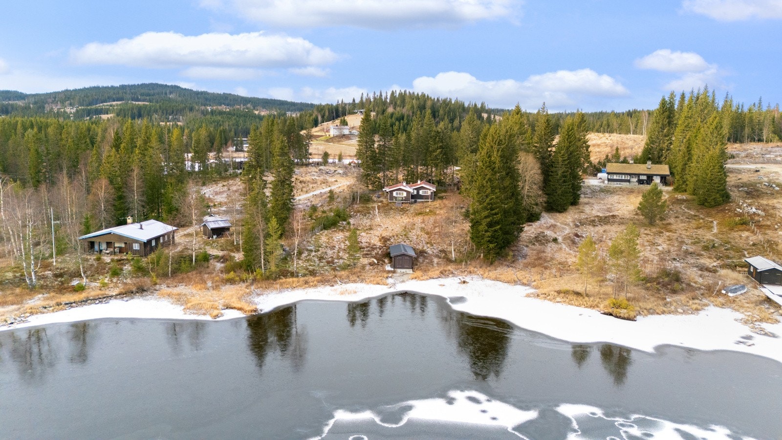 Sommerstid kan du nyte flotte skog- og friluftsområder, med et stort nettverk av turstier og flere fiske- og badevann. Galleribilde