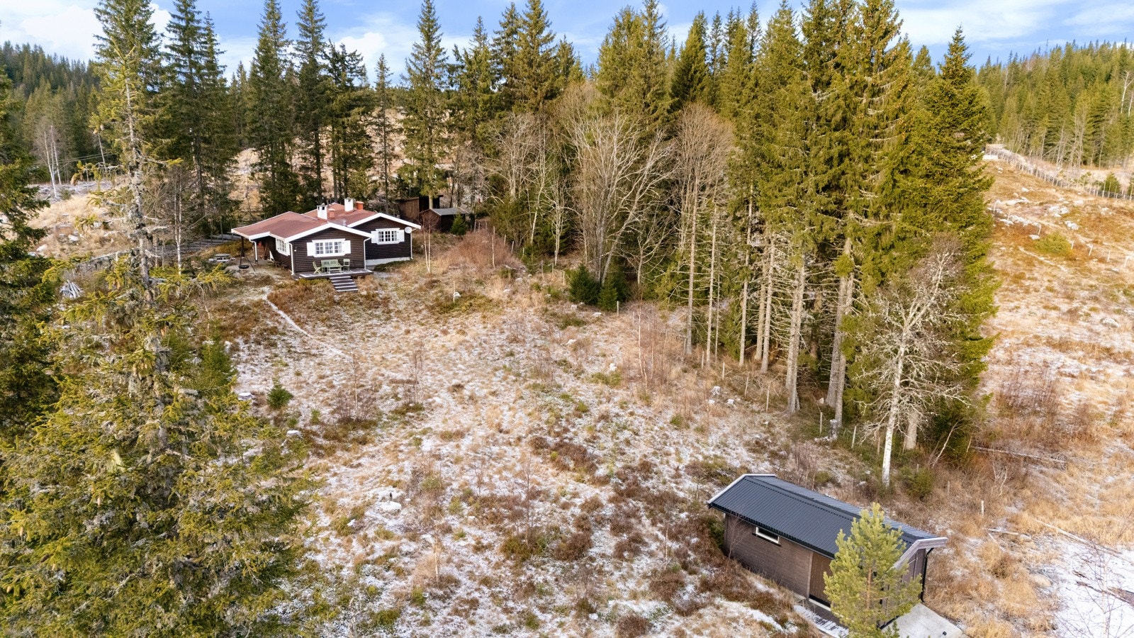 Om vinteren forvandles området til et eldorado for skientusiaster, og nypreparerte skiløyper går bare ca 100 meter fra hytteveggen. Galleribilde