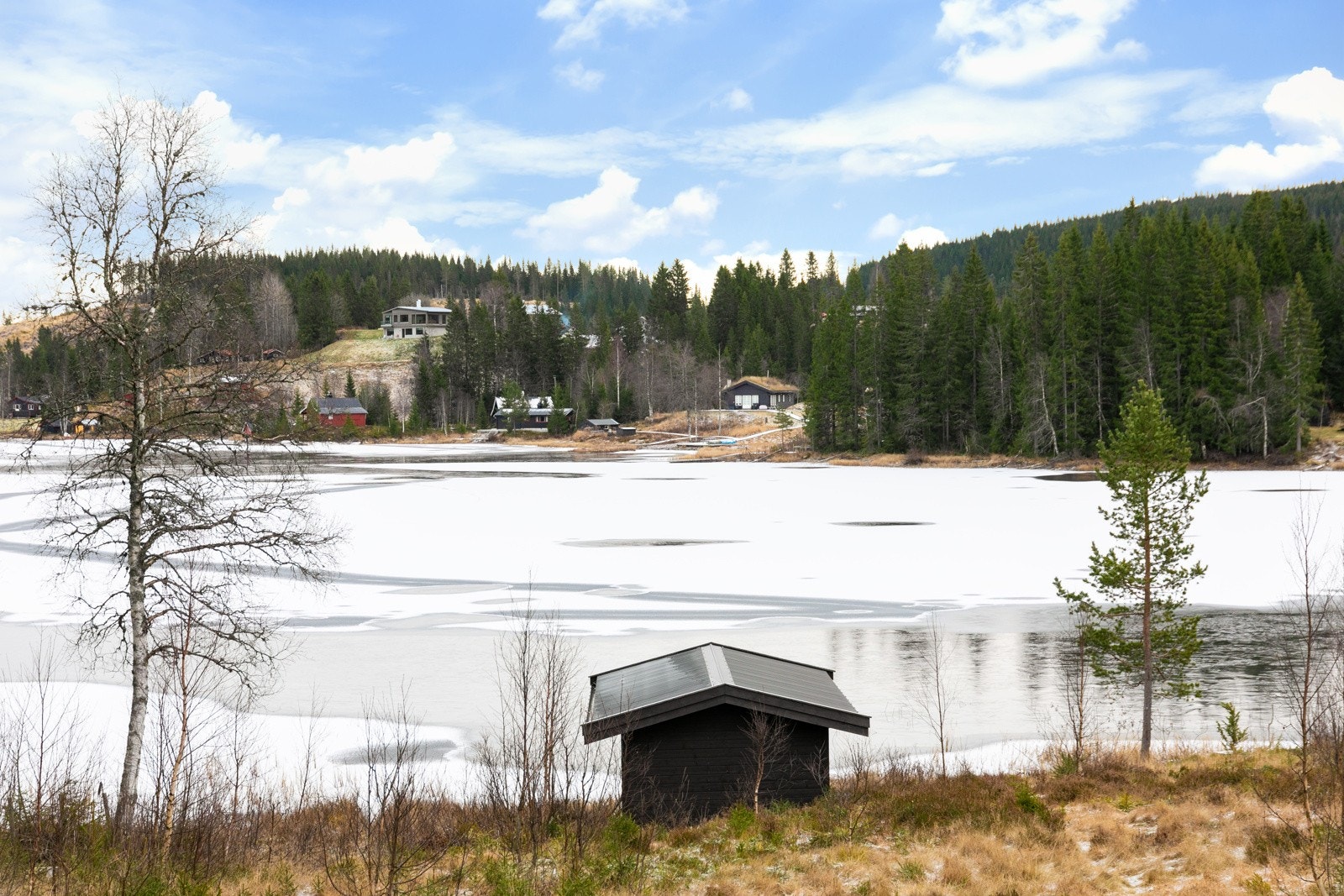 Eiendommen har også båthus, redskapsbod og vedbod. Galleribilde