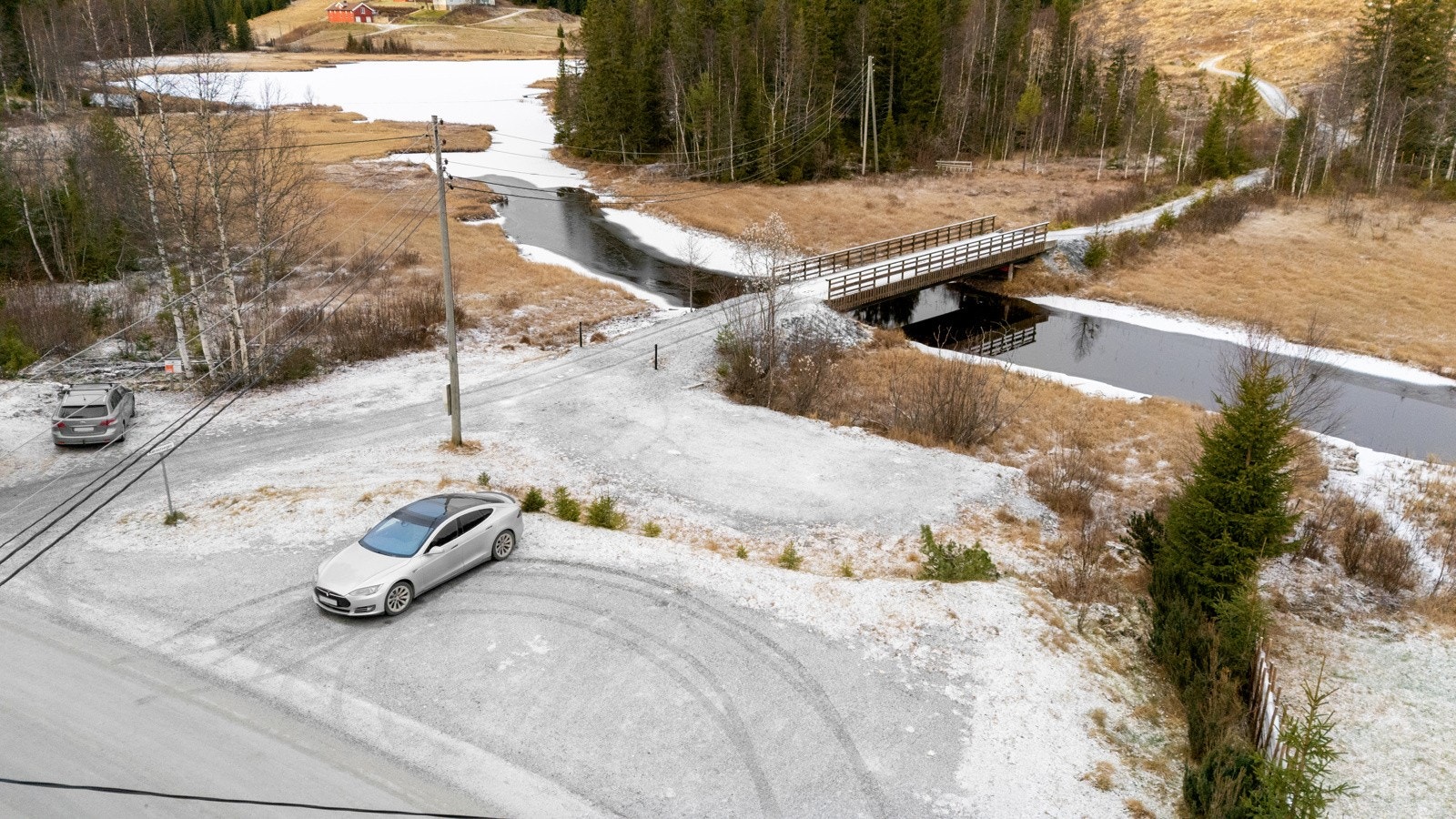 Felles parkeringsplass for hytteeierne ved gangbroen, ca 150 meter fra hytta Galleribilde