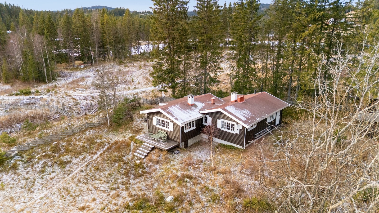 Hytta fra 1965/1992 har stue, kjøkken, bad med badstue og fire soverom. Galleribilde