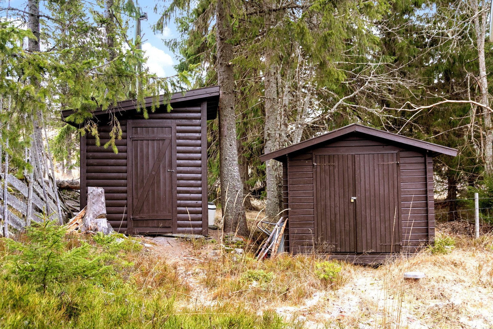 Eiendommen har også båthus, redskapsbod og vedbod. Galleribilde