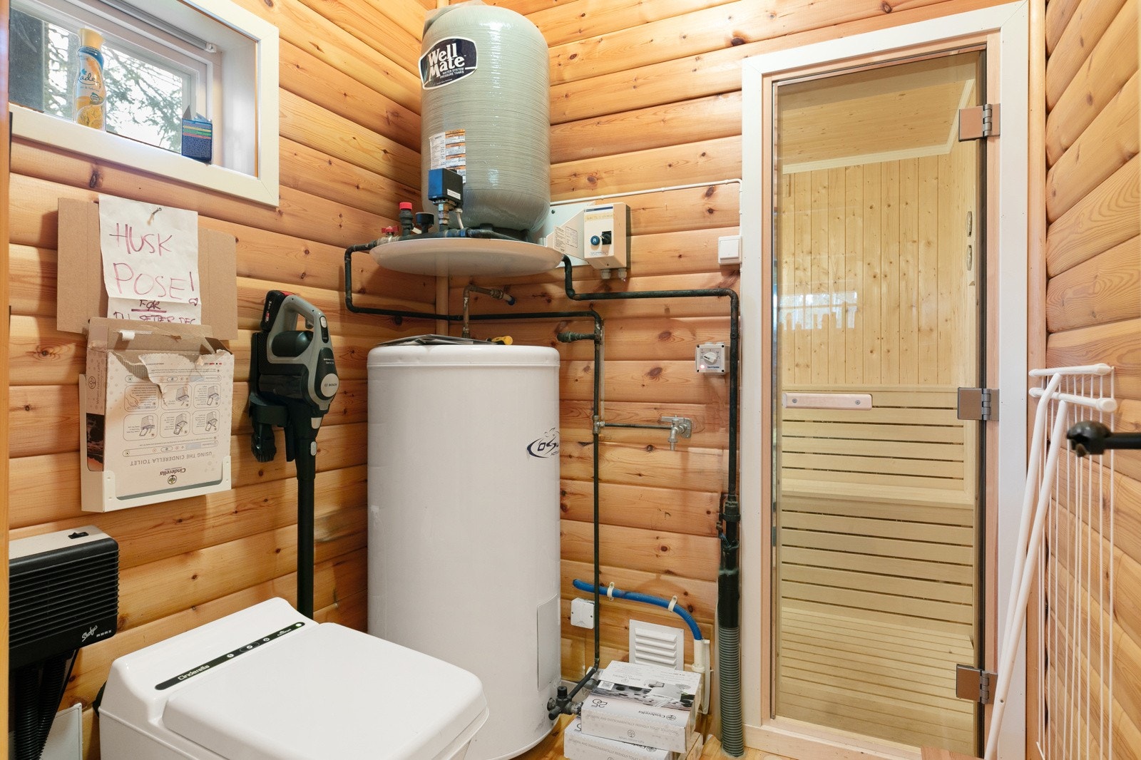 Forbrenningstoalett. Fra badet er det inngang til badstue etablert i 2018. Galleribilde