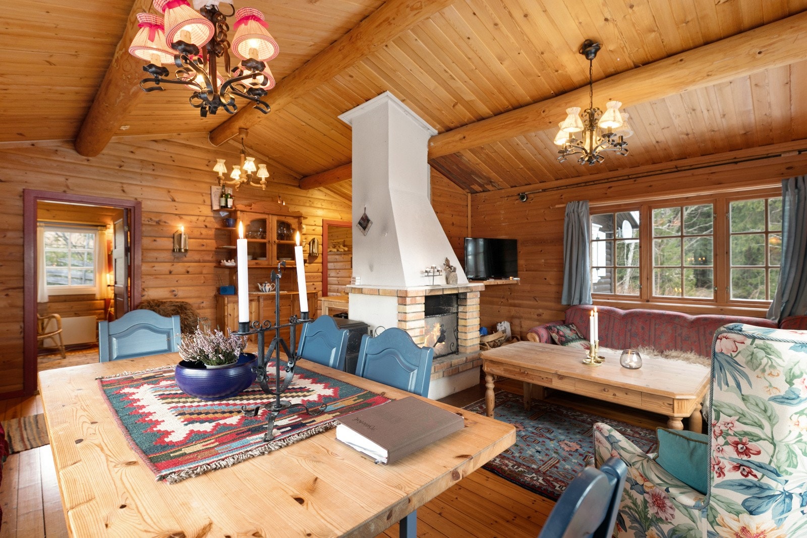 Midt i rommet er det satt inn både vedovn og åpen peis, som gir ekstra varme og hygge på kalde dager. Galleribilde