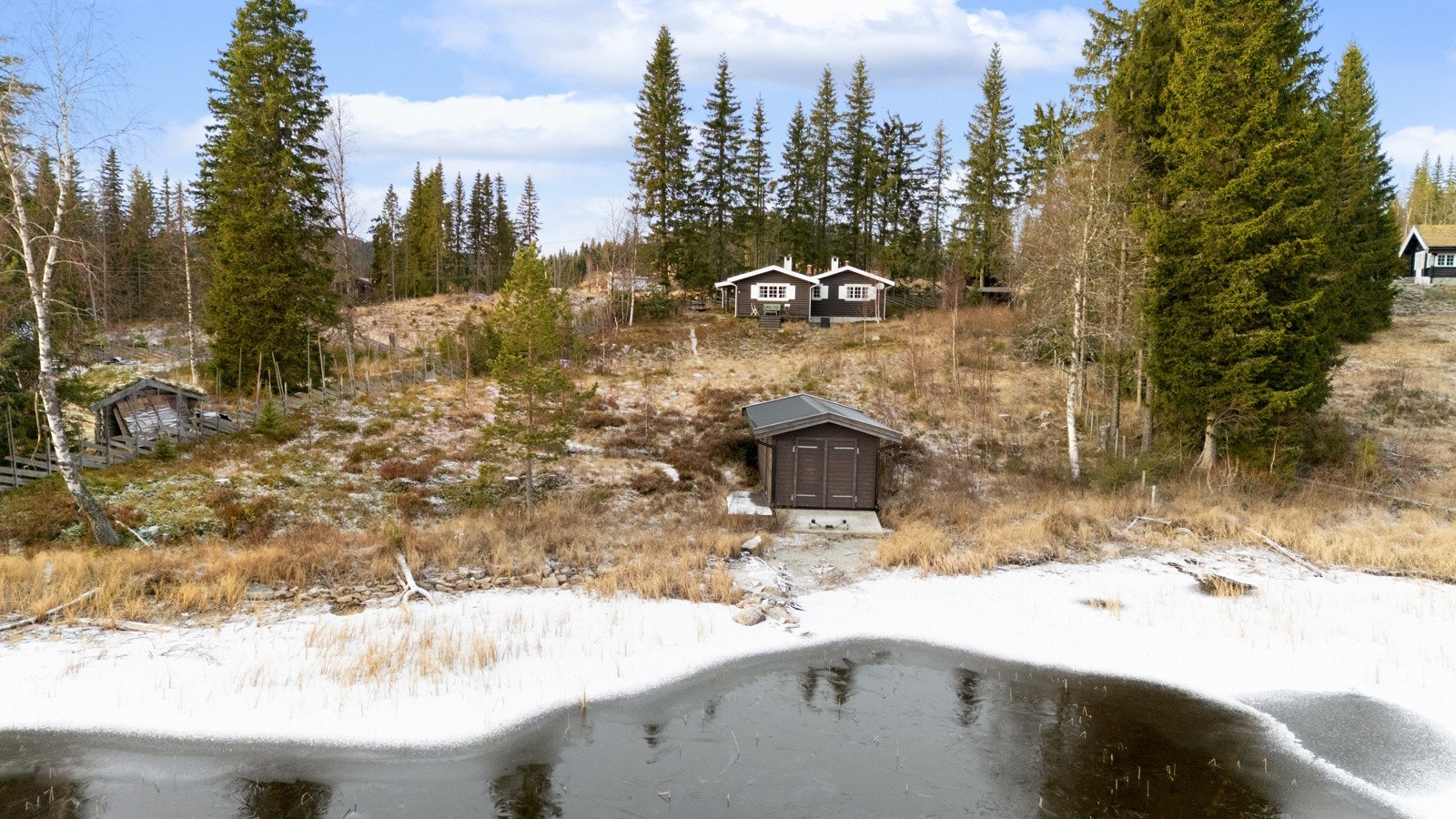 Eiendommen gir en sjelden kombinasjon av sol, utsikt og nærhet til vannet. Galleribilde