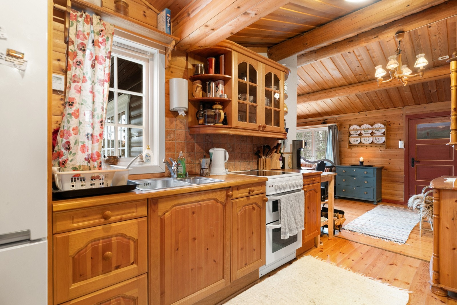 Åpen kjøkkenløsning med vindu over kjøkkenbenken. Galleribilde