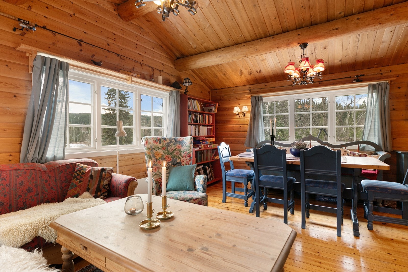 Gode vindusflater slipper inn rikelig med lys og gir en luftig romfølelse. Galleribilde