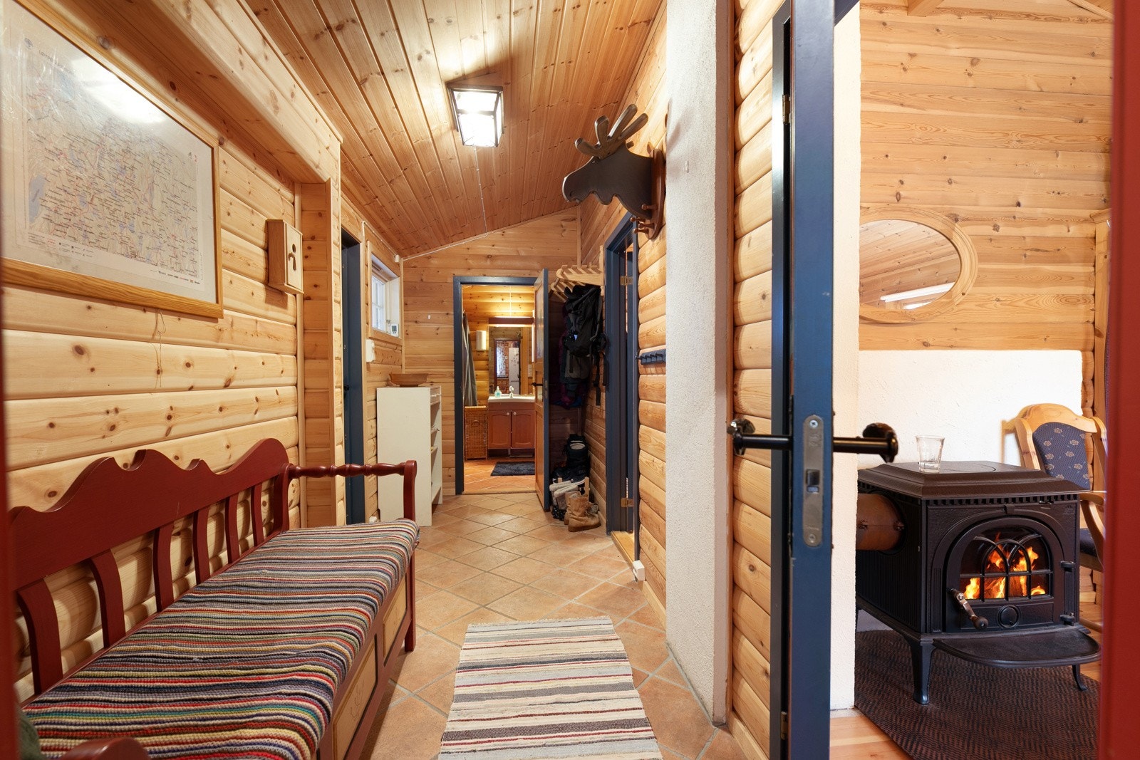 Innvendige tak og vegger har ubehandlet trepanel. Galleribilde