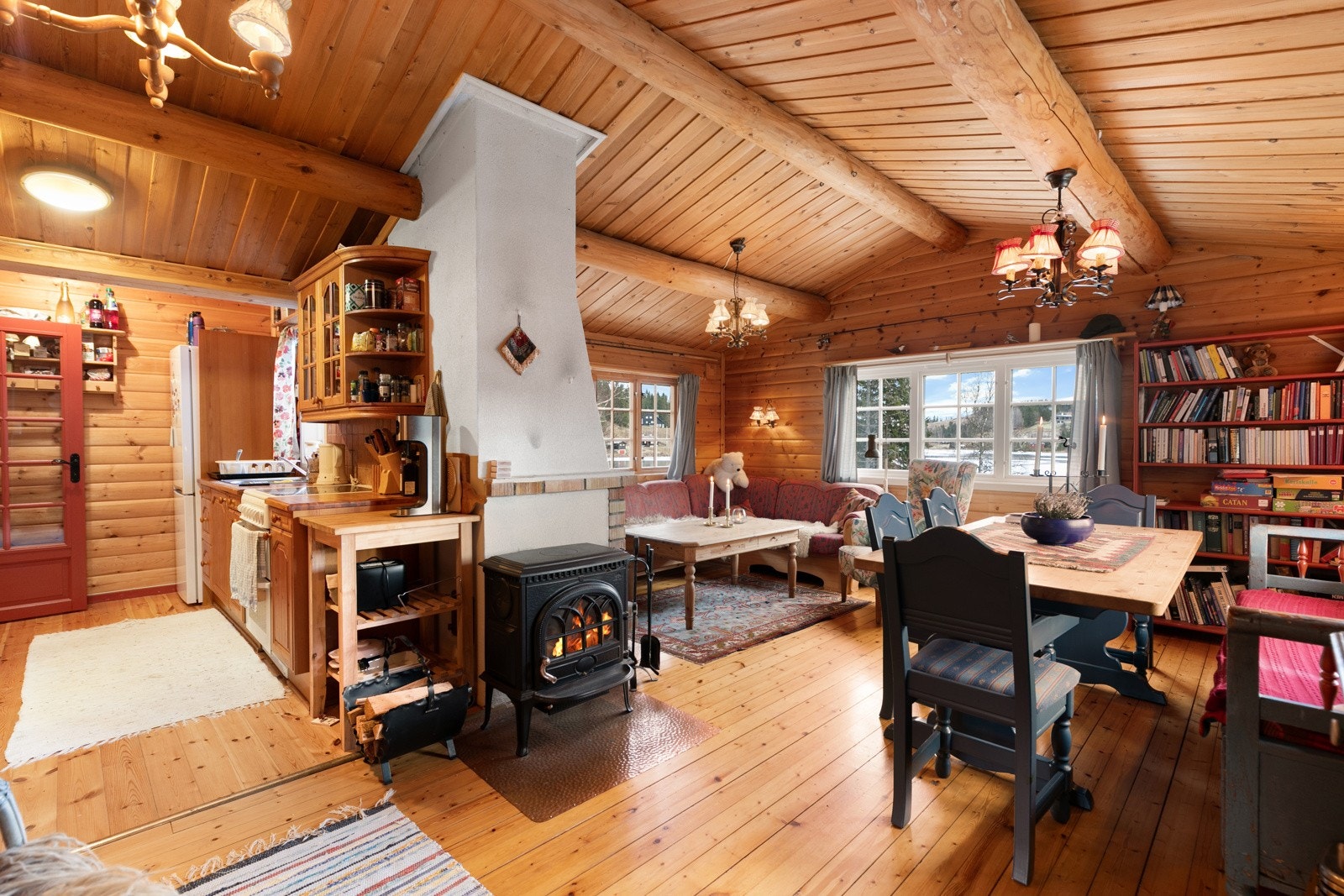 Romslig stue med plass til sofa og spisestue med tilhørende møblement. Galleribilde