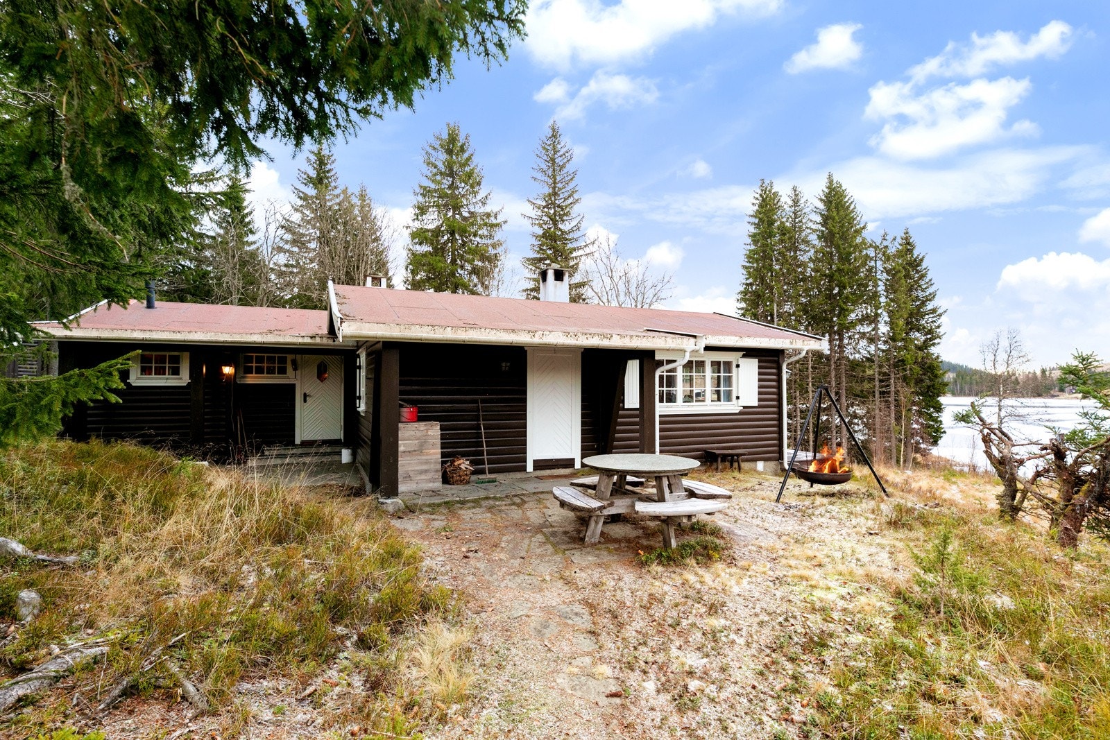 Inngjerdet naturtomt med gode solforhold og flott utsikt over Belteren. Galleribilde