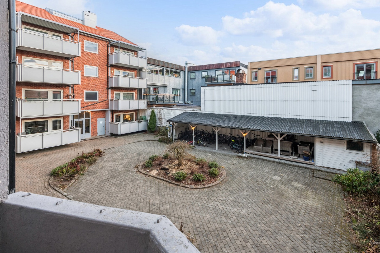 Boligen ligger svært sentralt og har gangavstand til dagligvare, vinmonopol, treningssenter og andre fasiliteter. Galleribilde