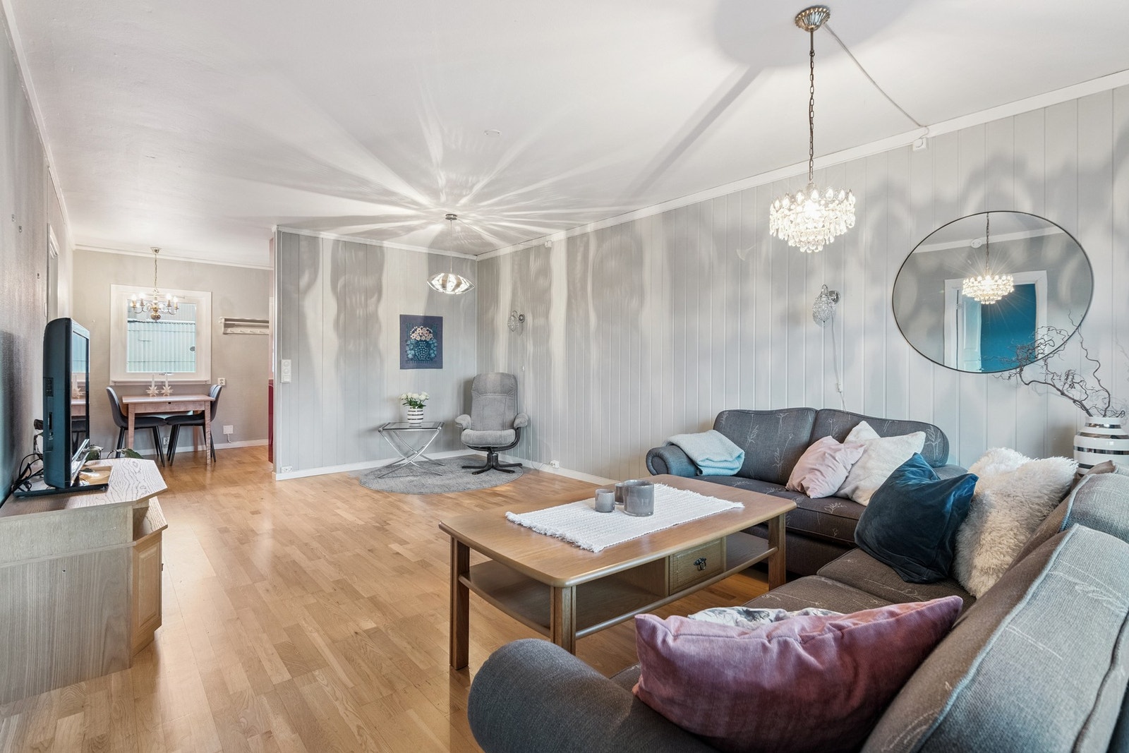 Stuen og kjøkken har en åpen løsning som skaper en luftig atmosfære med god plass til møblering. Galleribilde