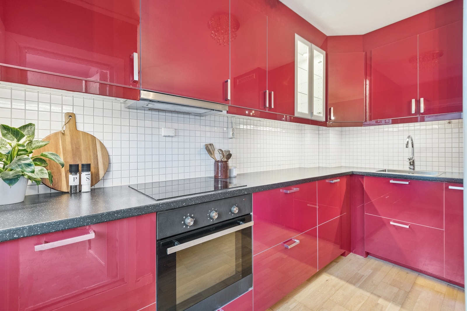 Romslig kjøkken med mye skap- og benkeplass. Galleribilde