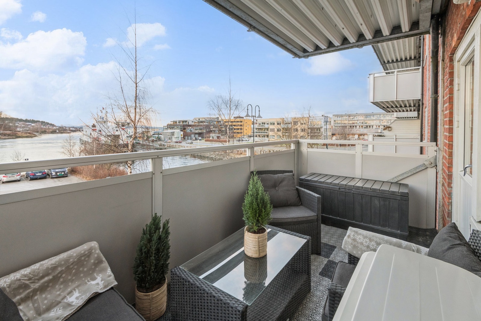 Fra verandaen kan man nyte flott utsikt. Galleribilde