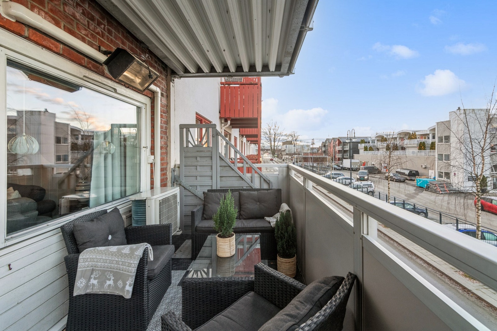 Takoverbygget veranda med plass til hagemøbler. Galleribilde