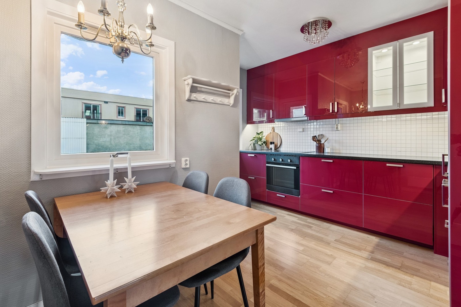 Kjøkkenet har plass til spisemøbler og godt med naturlig lysinnslipp. Galleribilde