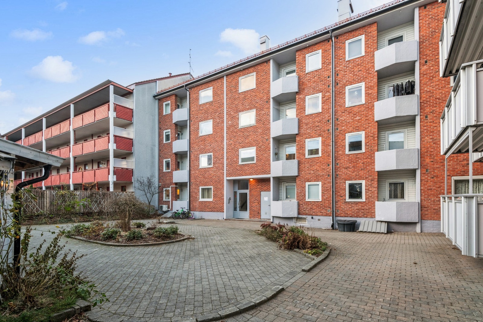 Leiligheten ligger fint til i 2. etasje. Galleribilde