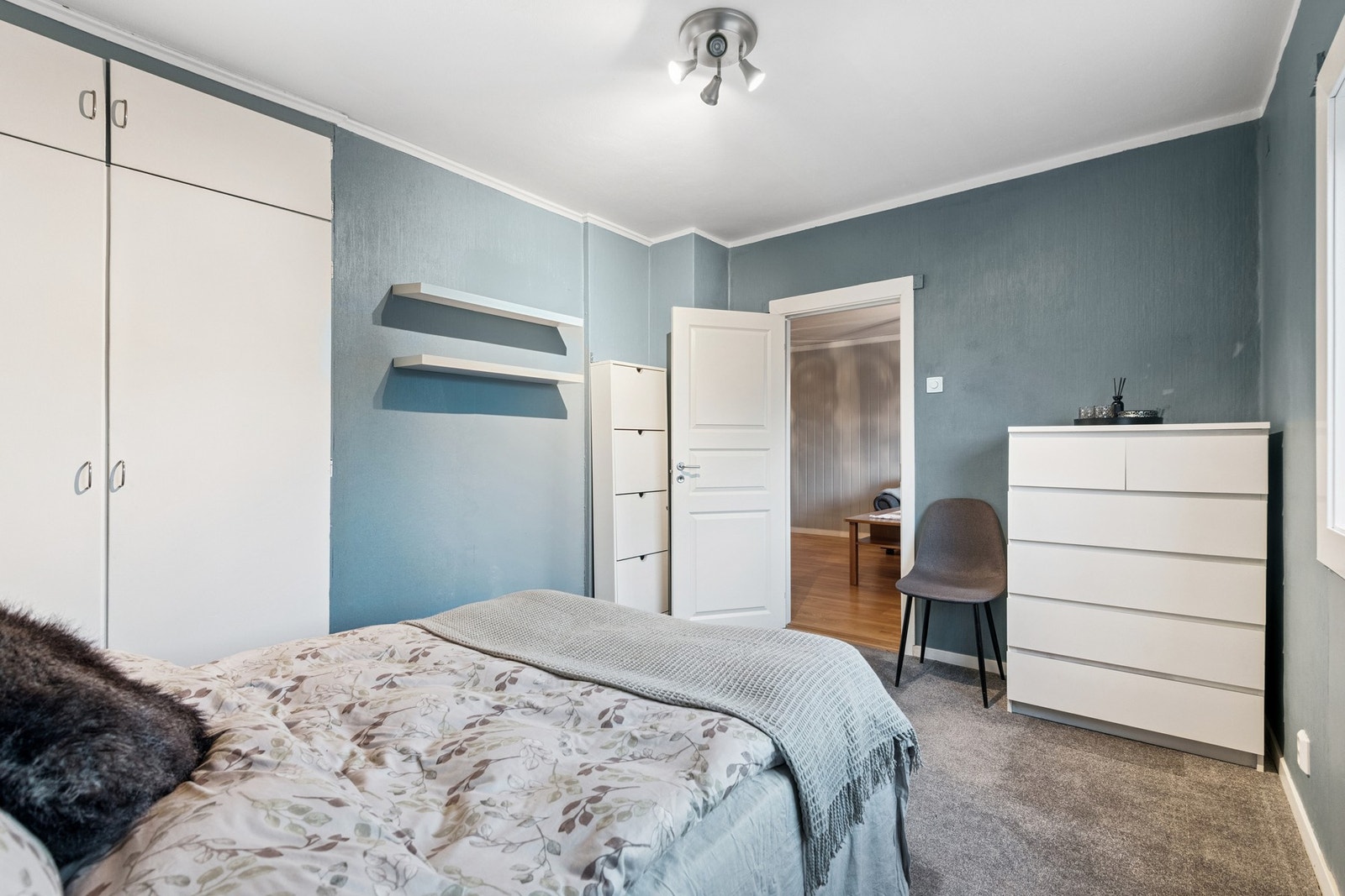 Hovedsoverommet har plass til dobbeltseng og mye skapplass Galleribilde