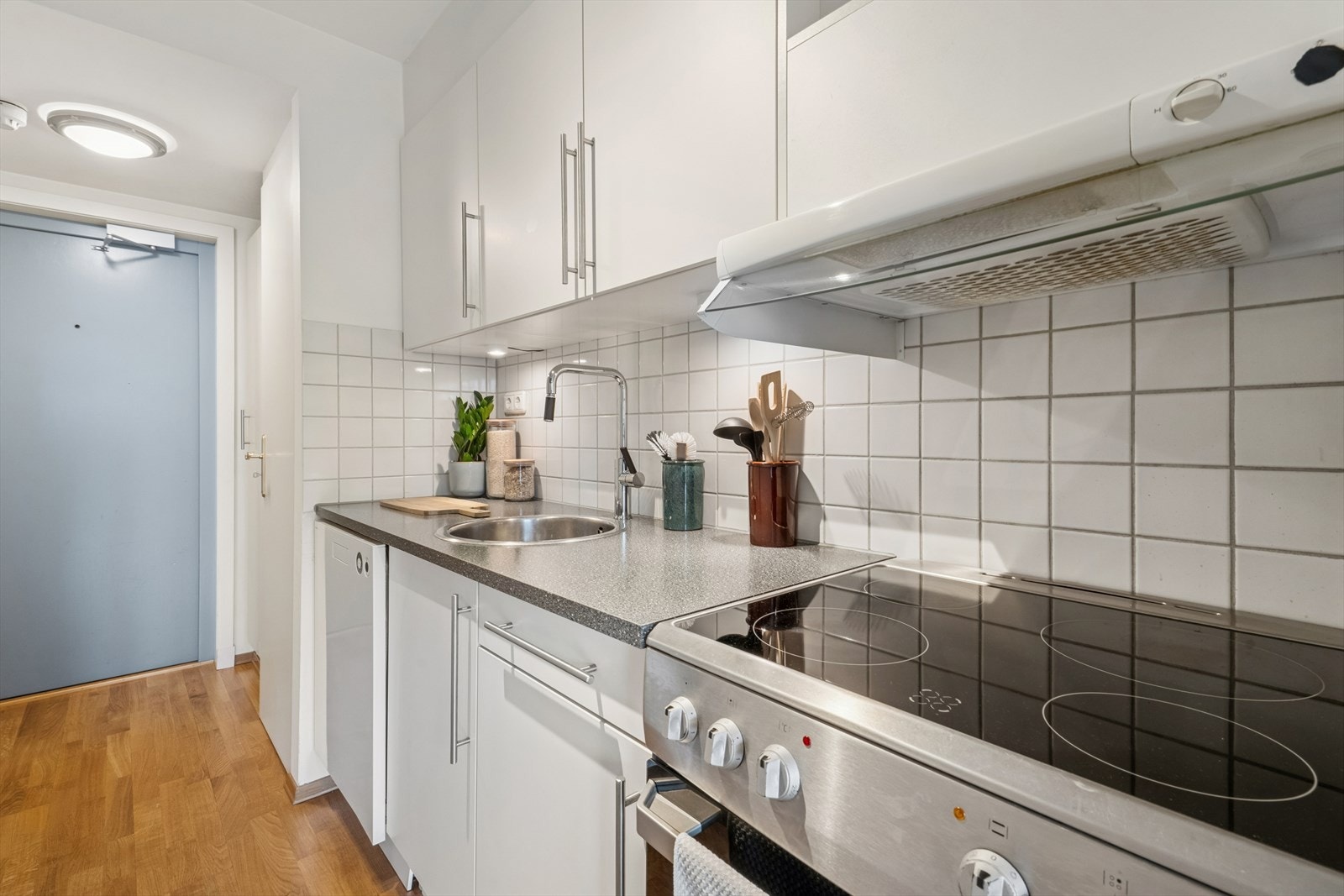 Kjøkenet har parkett i gulvet og spotlampe i himlingen. Galleribilde