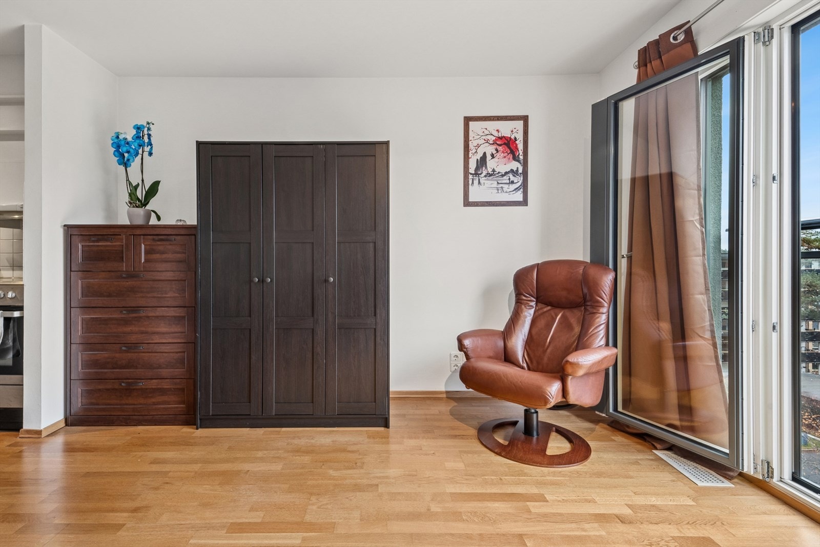 Leiligheten har en lys og innbydende stue som er enkel å innrede, med en åpen planløsning som skaper en sosial og luftig atmosfære. Galleribilde