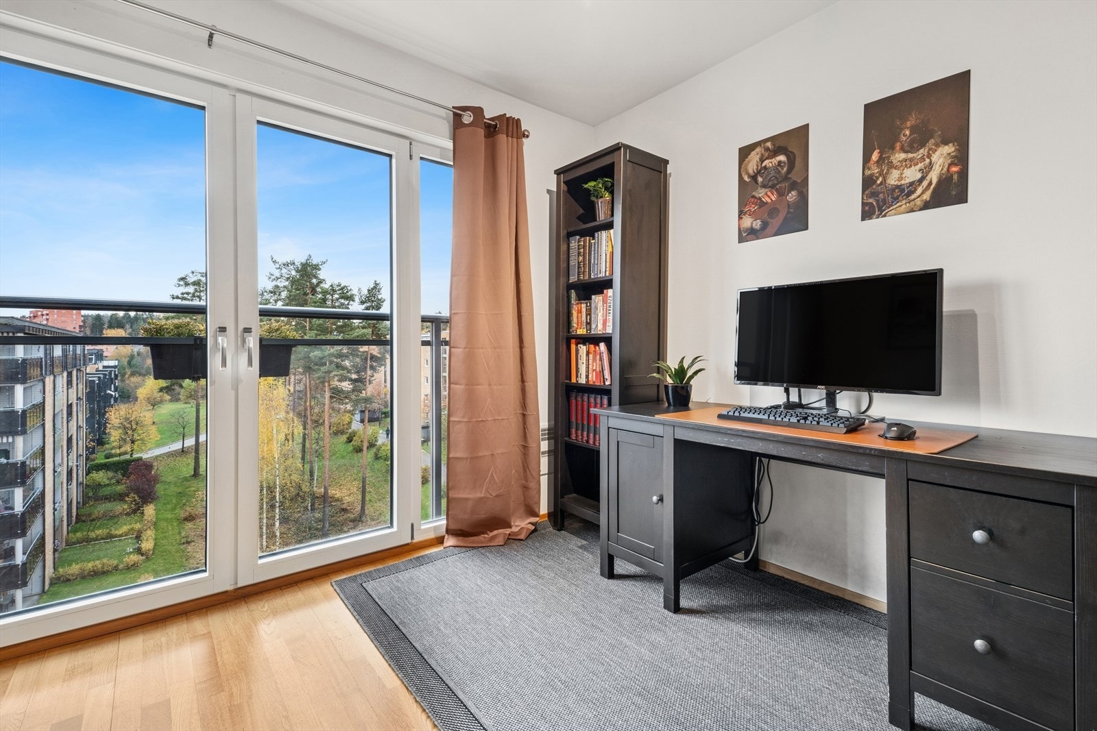 De store vindusflatene fra den franske balkongen slipper inn rikelig med naturlig lys. Galleribilde