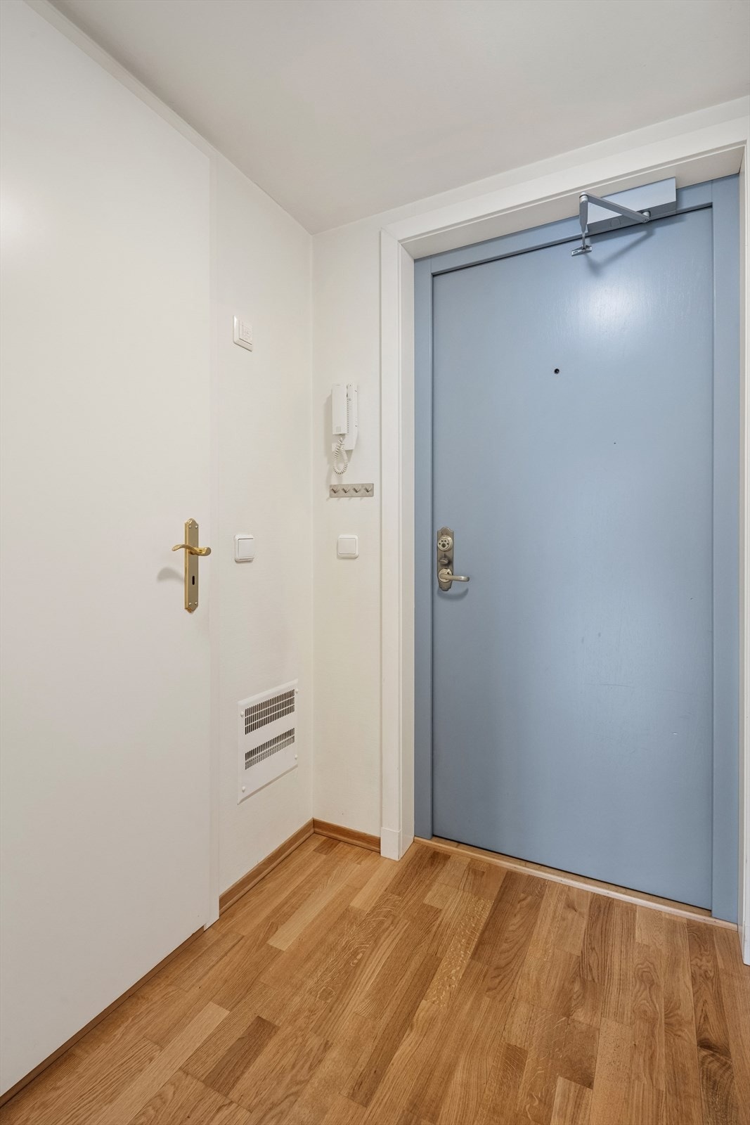 Du ønskes velkommen inn i en lys og innbydende entré med plass til å henge fra deg yttertøy og sette fra deg sko. Velkommen inn! Galleribilde