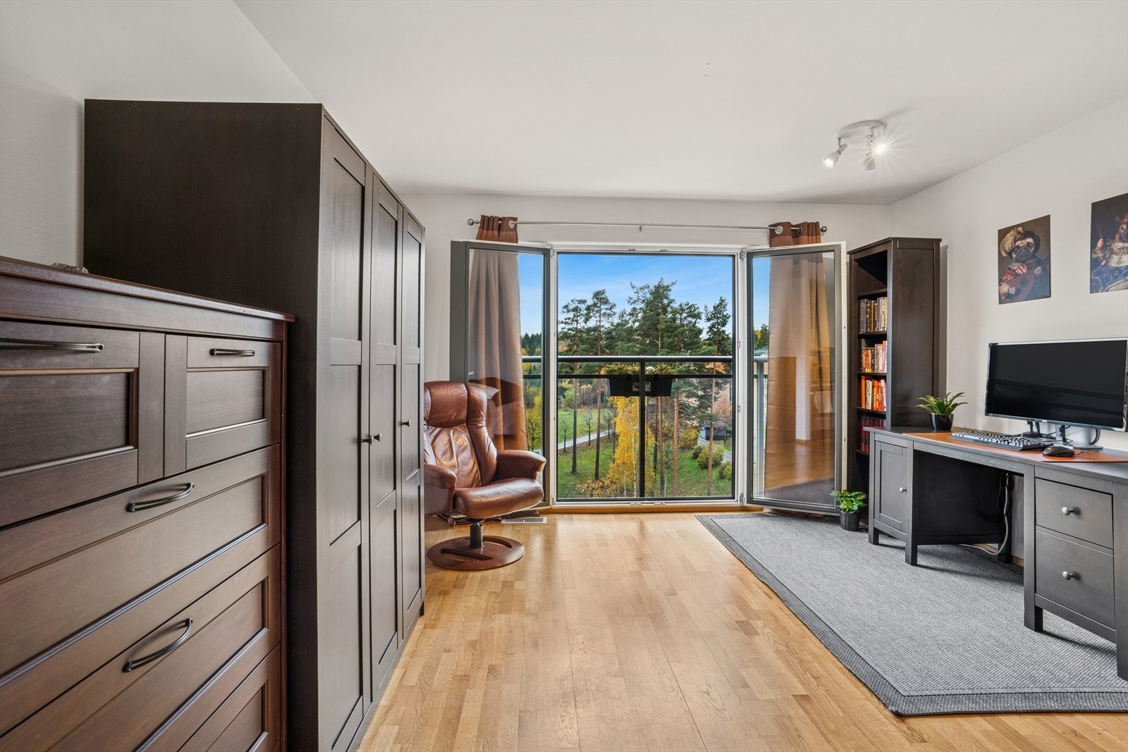 Her er det plass til både seng, TV-hjørne, spiseplass og en komfortabel sofa, noe som gir stor fleksibilitet. Galleribilde